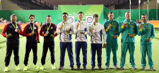 6일 오후(현지시간) 브라질 리우데자네이루 삼보드로모 경기장에서 열린 2016 리우올림픽 남자양궁 단체전 결승에서 미국을 꺾고 금메달을 차지한 김우진, 구본찬, 이승윤이 기념촬영을 하고 있다.